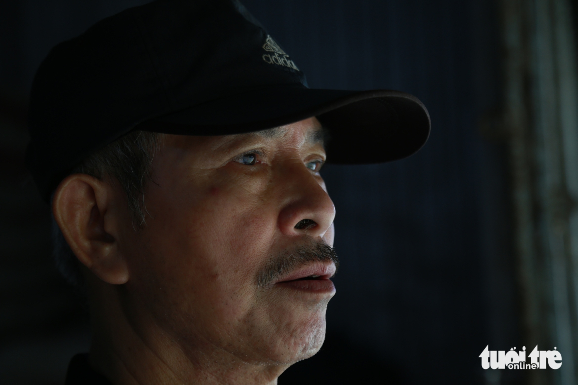 顺化商户在洪水后茫然看着受损商品